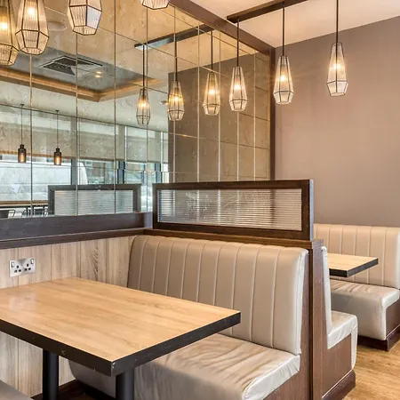 Premier Gloucester St South 3*